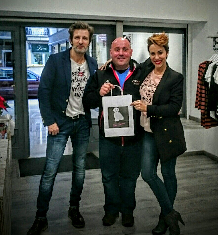 Un tío GRANDE <a href="/juanonbretema/">Juanon</a>  nos visita por sopresa en la inauguración d @ByNereaACoruna Os esperamos!!