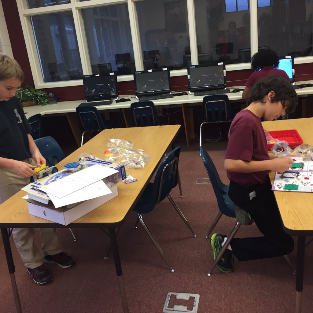 aprilh14's tweet photo. Makerspace in full swing at SEMS https://t.co/rLbcYEwxnm