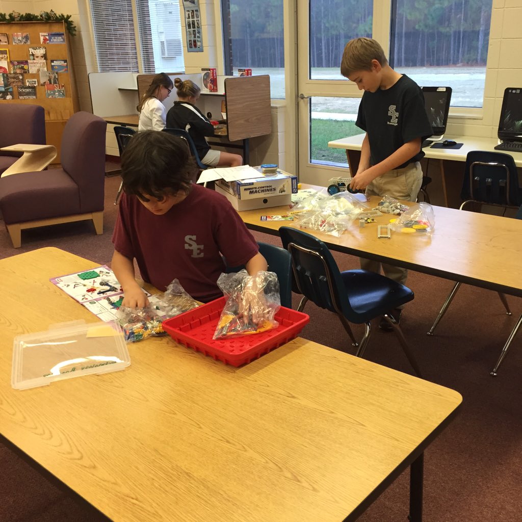 aprilh14's tweet photo. Makerspace in full swing at SEMS https://t.co/rLbcYEwxnm
