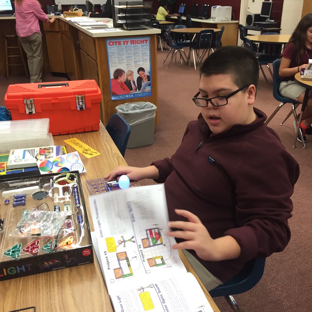aprilh14's tweet photo. Makerspace in full swing at SEMS https://t.co/rLbcYEwxnm