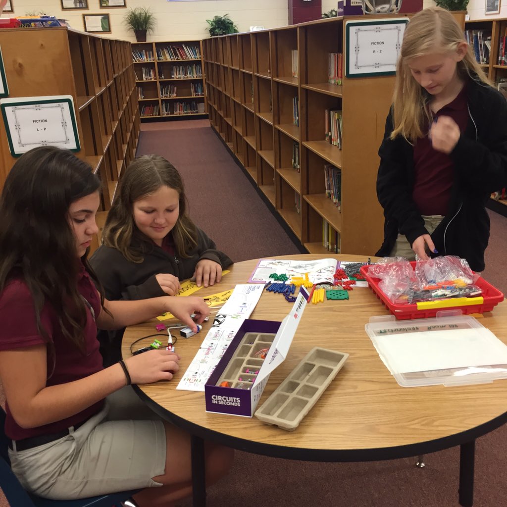 aprilh14's tweet photo. Teamwork in the Makerspace https://t.co/6X2MY7YcJB