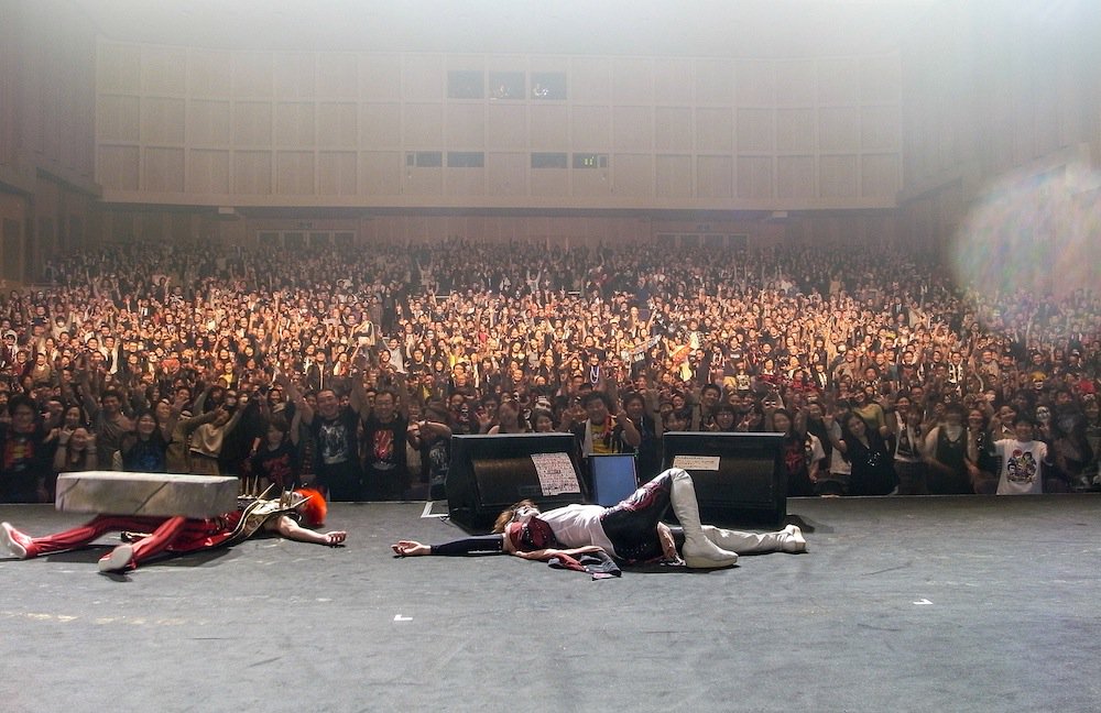 0084guitar's tweet photo. 新潟！JAIL的には29年ぶりでした！今日も伝説になったね。写真です。左右はやっぱちょっと切れたね。右と左で二回撮ればいいのか、、、今更。題名「やりたい放題」。 https://t.co/NOjzEK2nkp