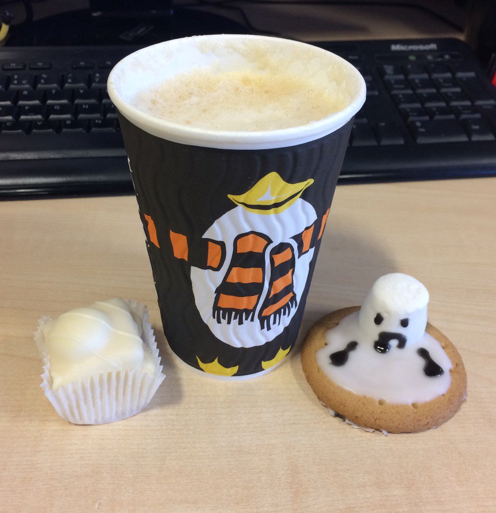 Melted snowman biscuit &amp; frosted fancy cake, am loving Christmas cake day <a href="/uniofbeds/">uniofbeds</a> ⛄️  #Bedsmas15