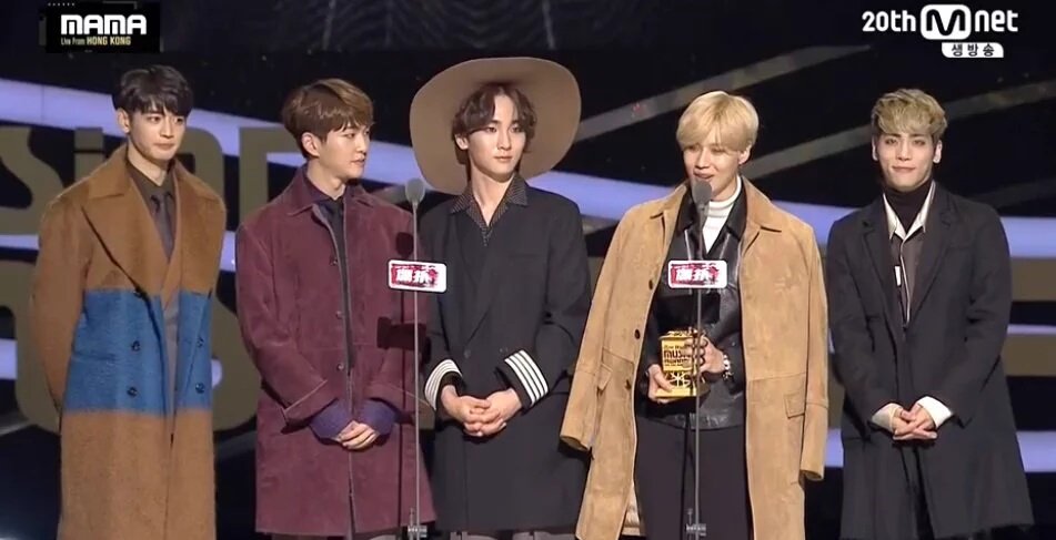 SHINee meraih trophy untuk 'Best Dance Performance Male' Award di #2015MAMA Hong Kong