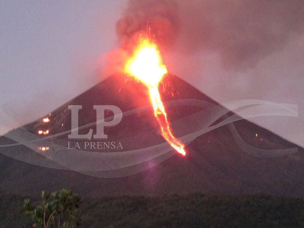 SkyAlertMx's tweet photo. Impresionante erupción efusiva tras 110 años de reposo del volcán #Momotombo, en Nicaragua.
Foto: @laprensa https://t.co/JL8SVOGhvN