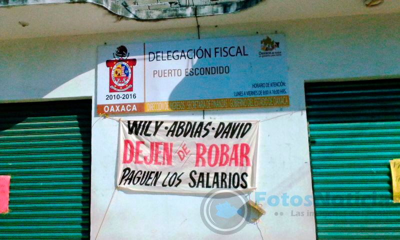 FotosNoticias's tweet photo. Trabajadores del municipio de san #PedroMixtepec toman las oficinas de secretaría de finanzas en #PuertoEscondido https://t.co/p6ku4C3uFE