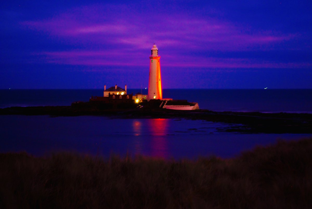 NorthumbriaNHS's tweet photo. We helped to turn St Mary's Lighthouse red last night in support of #WorldAIDSDay https://t.co/hyEtkgoeHZ