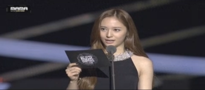 functionlove's tweet photo. Krystal introducing the Worldwide Inspiration Award at #2015MAMA https://t.co/RPnVnfPCp6