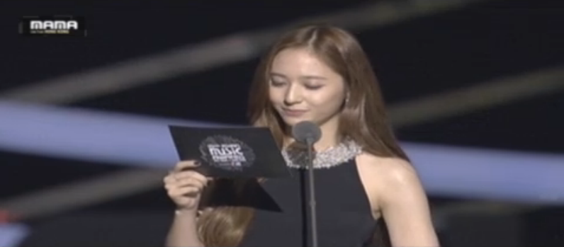 functionlove's tweet photo. Krystal introducing the Worldwide Inspiration Award at #2015MAMA https://t.co/RPnVnfPCp6