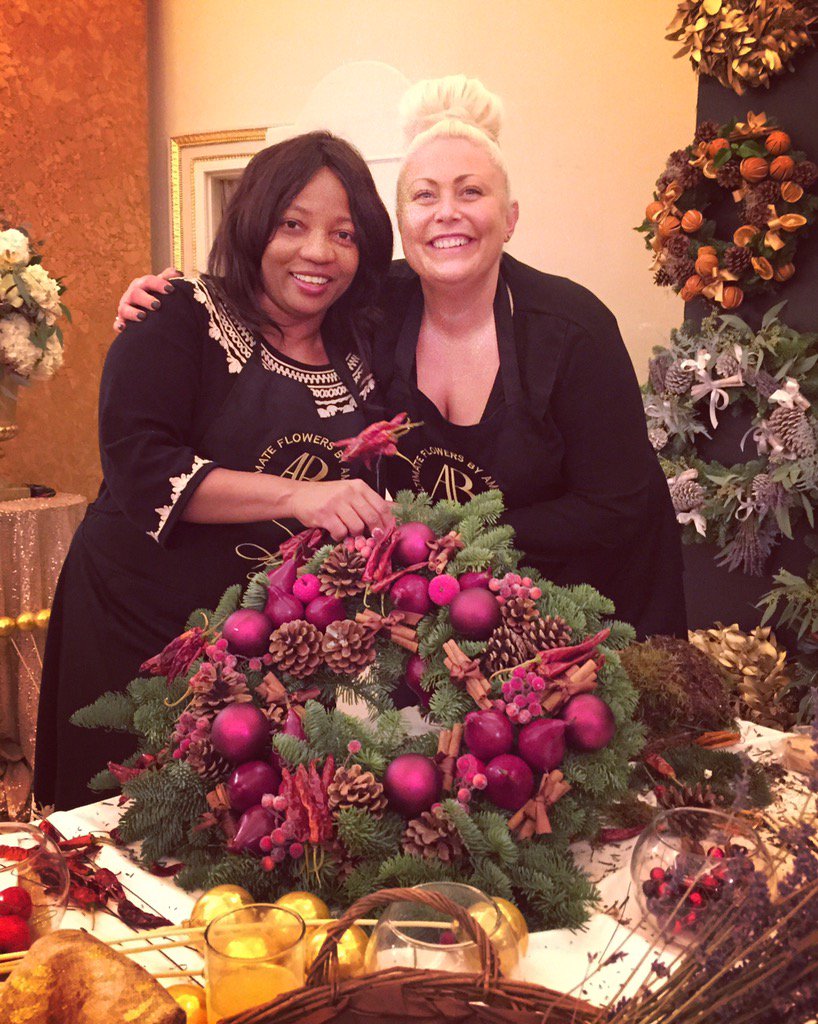 AmieBoneFlowers's tweet photo. Singing Christmas songs and making a gorgeous wreath @lizcakeemporium xx #amiebonemasterclass https://t.co/izUjc1slHQ