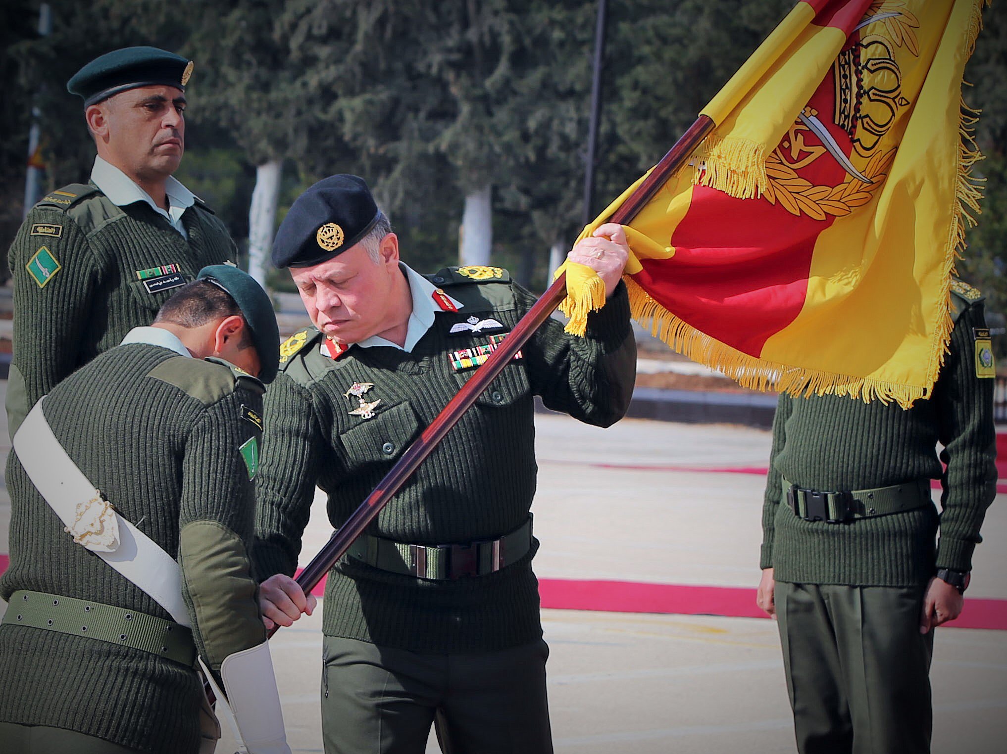 Rhc On Twitter His Majesty Presents Supreme Commander Banner To Hamzah Bin Abdul Mutalib Brigade Khalid Bin Al Waleed Battalion Https T Co Txpw6oxv3s