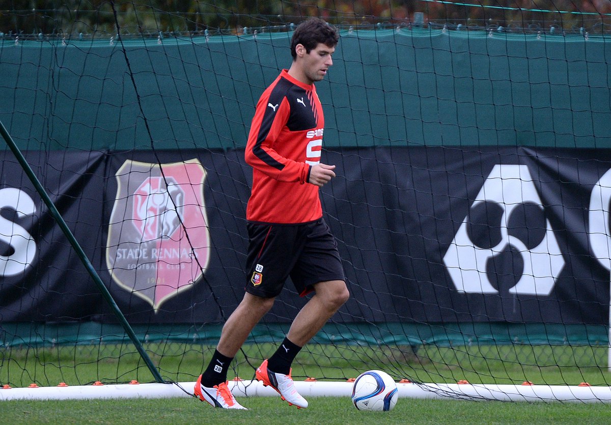 fifacom_fr's tweet photo. Yoann Gourcuff et Abou Diaby joueront-ils cette saison ? Éléments de réponse : https://t.co/l7mfMMRkFG https://t.co/eFLEOfZrDd