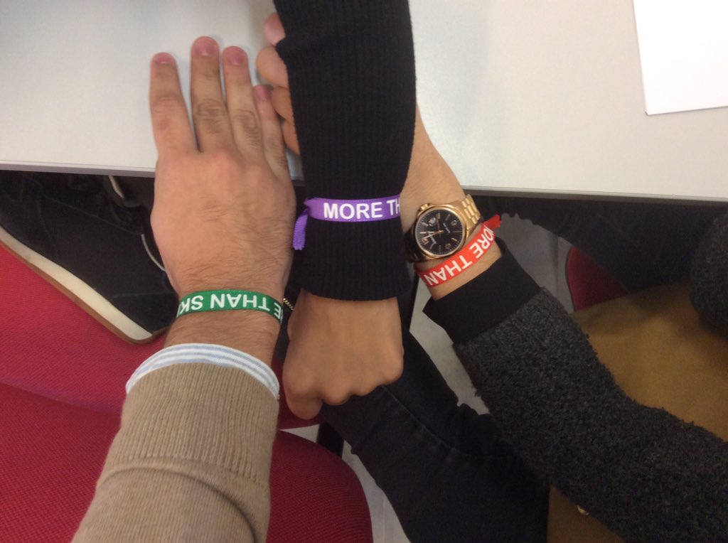 InmaRubioGlez's tweet photo. Nosotros ya tenemos nuestras pulseras @morethanskinong https://t.co/LTUvmRGZ6y