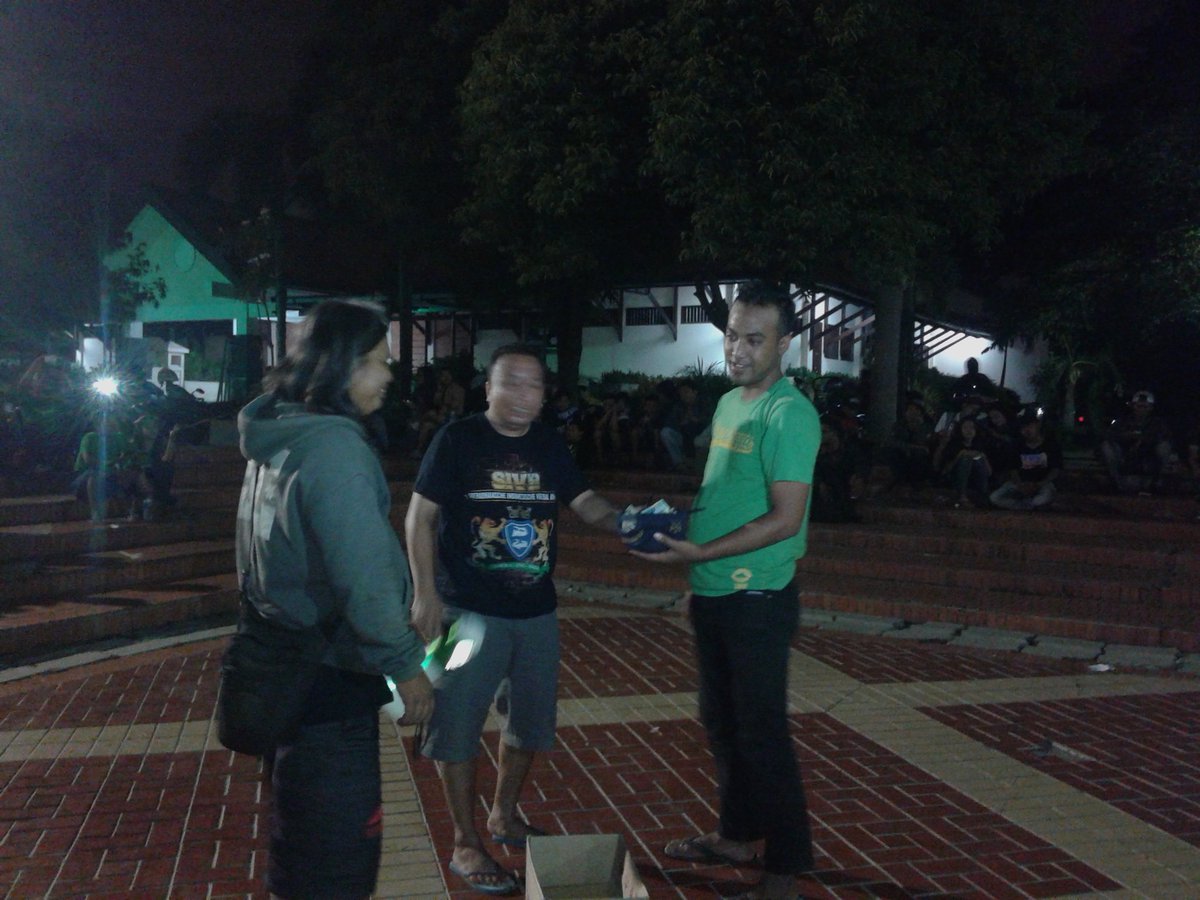 Perwakilan <a href="/Mabes1927/">Mabes Arek Bonek1927</a> <a href="/bonekpersebaya/">Bonek Jakarta</a> menyerahkan hasil sumbangan kepada perwakilan korban bonek pd away kmrin