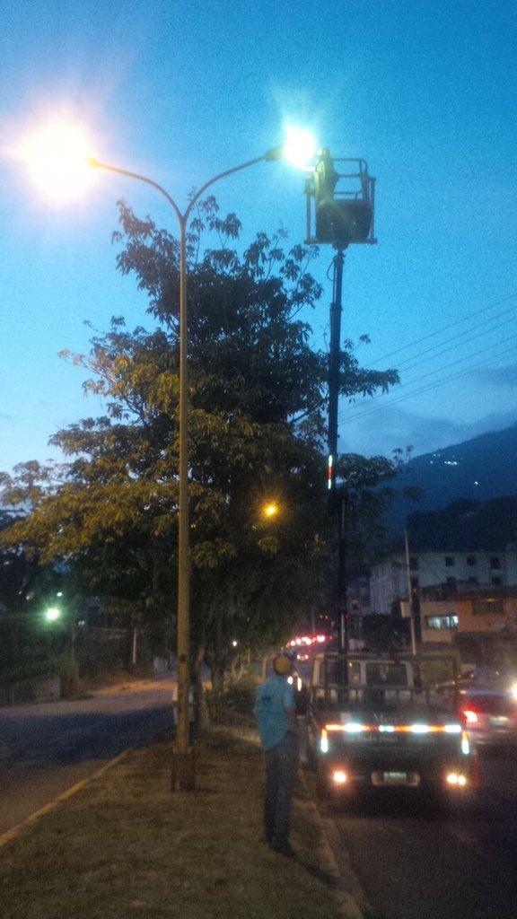 CarlosGarc1a's tweet photo. Llevamos iluminada el 60% de la Avenida Cardenal Quintero, seguimos cumpliendo con vecinos!!! https://t.co/x7Zfz6kgsg