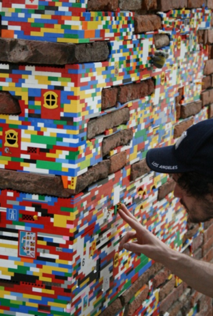 ABArquitania's tweet photo. El artista alemán @JanVormann restaura edificios públicos y monumentos con piezas de @LEGO_Group . https://t.co/hC9rJZGlsU