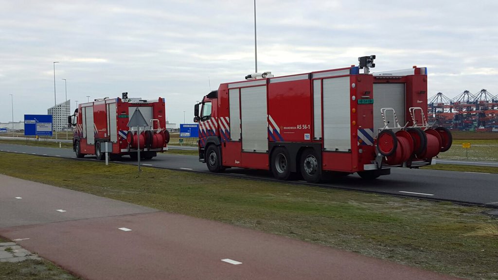 Jan_Waals's tweet photo. Afname test nieuwe industriële brw voertuigen. Gez-Brandweer maakt zich gereed voor de toekomst. #portofRotterdam https://t.co/9EmDvNALAi