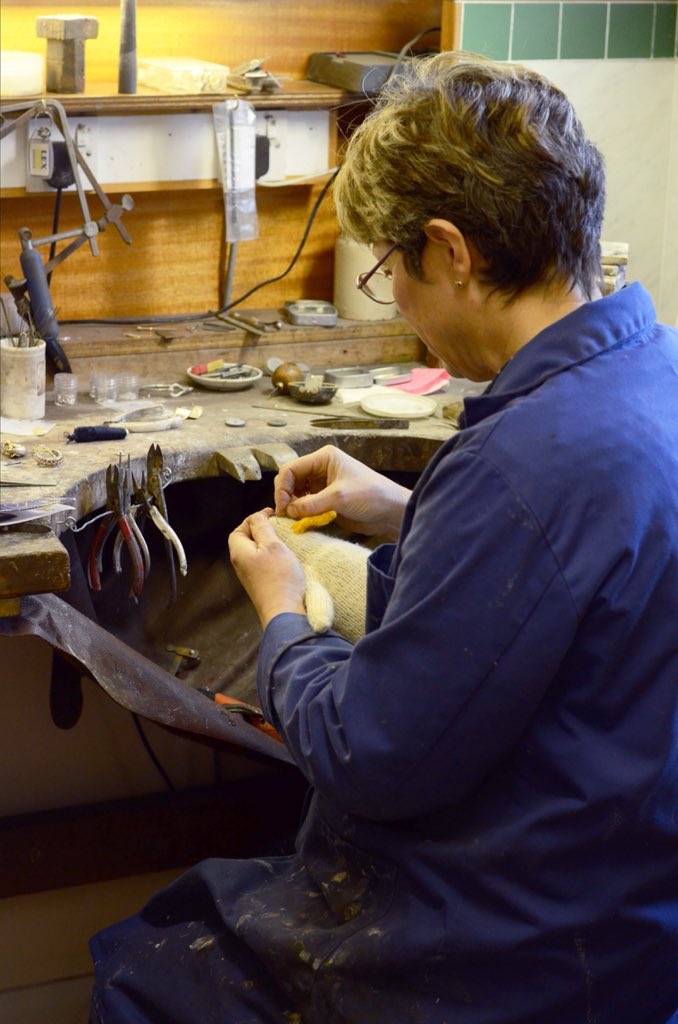 jenireidmog's tweet image. Sylvia has steady hands and an eye for detail. @sylviajkerr @sweaterspotter you would get on great! #penguinpatterns