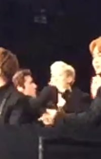 faholic's tweet photo. แจ็คฮุนก็มา ไปไงมาไงเนี่ย55555555 #JackHun #GOT7 #EXO #2015MAMA โปรดมองให้ออกว่าคือแจ็คสันกับเซฮุน😂 https://t.co/vp5DWQnUYX