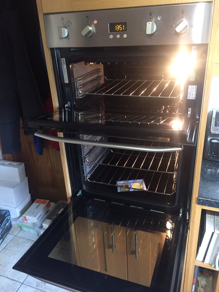 OventeamN's tweet photo. Portadown this afternoon.  
🍗🎅☃🍗🎅☃#Oventeamni #cleaning #turkey #cooking https://t.co/htUHbWf887