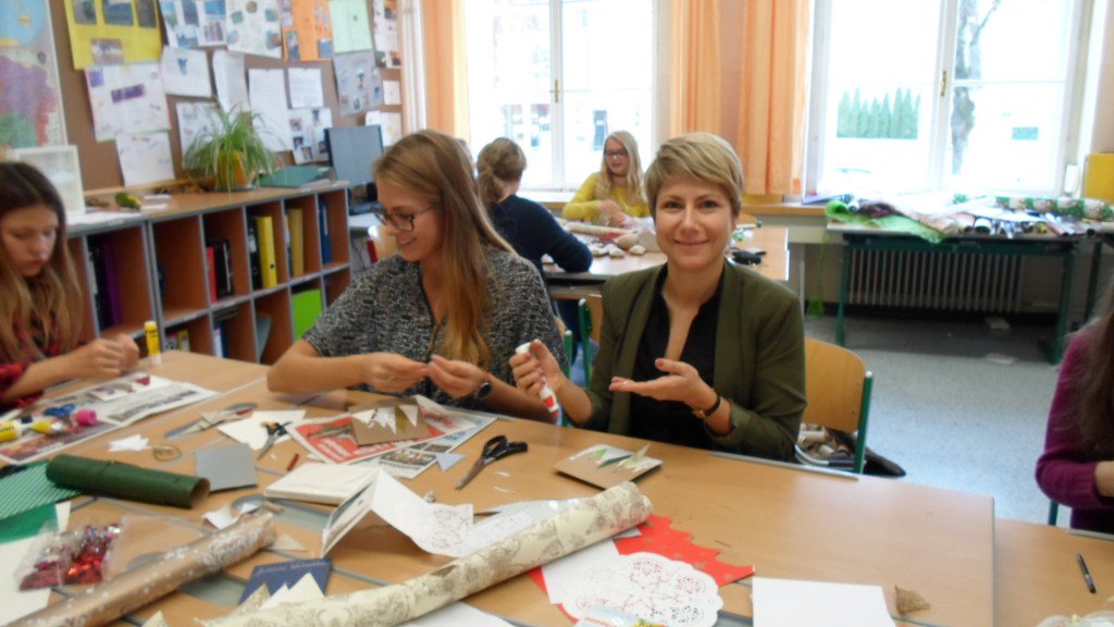 Rotaract bastelt in Nachmittagsbetreuung für guten Zweck rotaractweiz.wordpress.com/2015/12/02/rot…