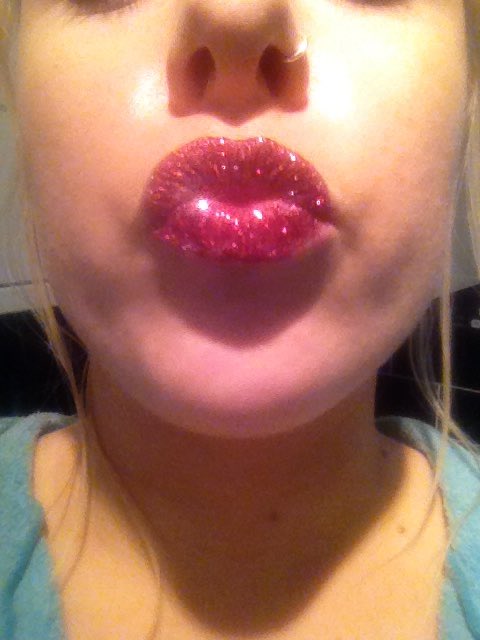 emmabvocalist's tweet photo. Glitter pout #signaturepout #gigstyle #glitterlips https://t.co/r4KZFCheBH