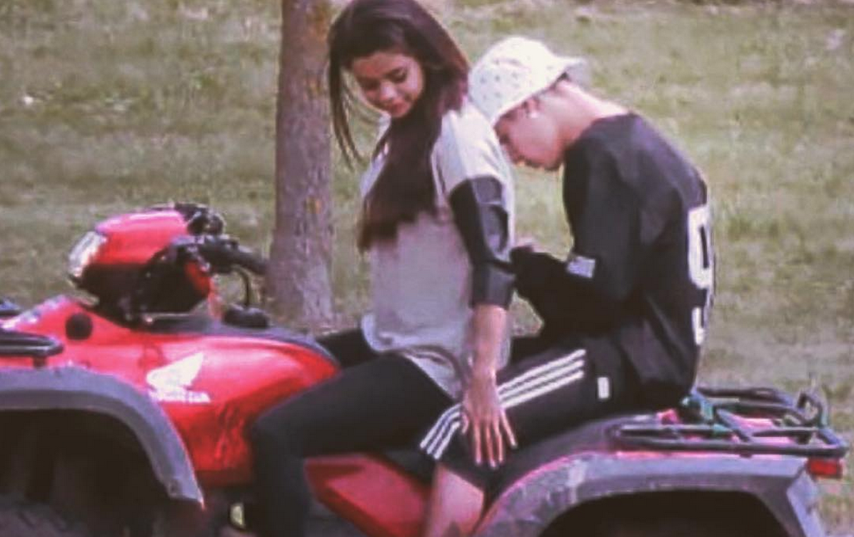 ChristabelCheri's tweet photo. Just throwback"@Vevo: "JELENA IS BACK" has us longing for simpler times 😔 https://t.co/zUylDCm0AF"