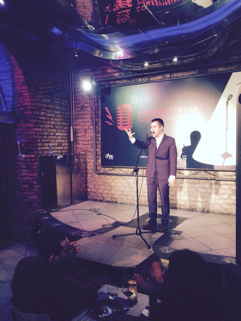 CocktailComedy's tweet photo. @saverioraimondo sale sul palco per il suo #live #roma #standupcomedy #StandUp https://t.co/MFMKSPLX8t