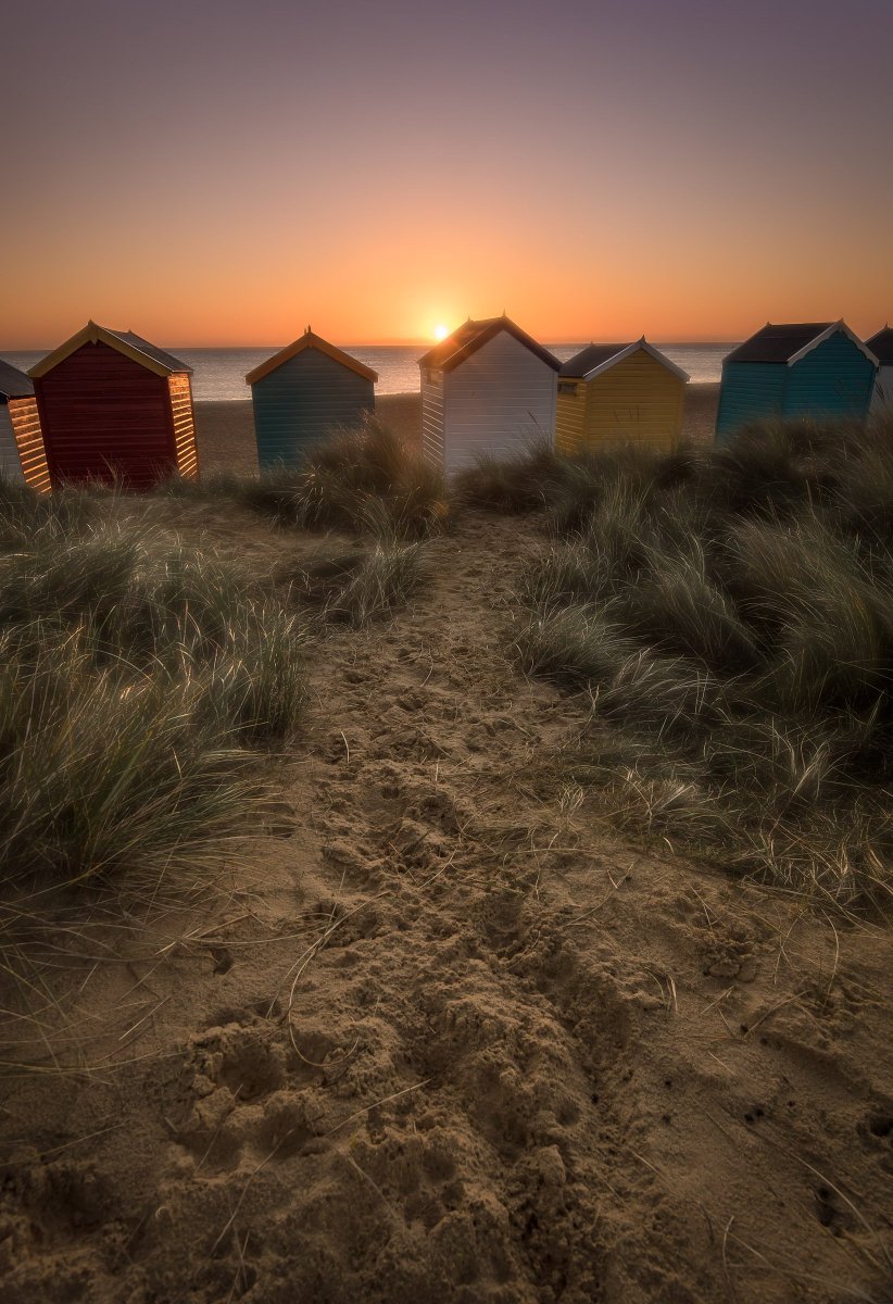 stoppedclock_uk's tweet photo. A classic #suffolk sunrise at #southwold beach huts 
#suffolkhour #thesuffolkcoast https://t.co/Xdzg61p78d