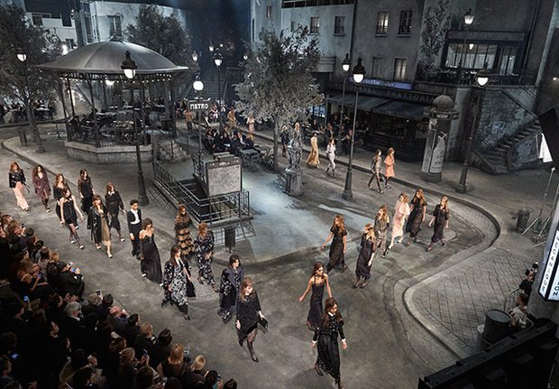 "Oda a París, al cine francés y a Roma", @SuzyMenkesVogue. <a href="/CHANEL/">CHANEL</a> y su baño de nostalgia→ bit.ly/1LOWQTK