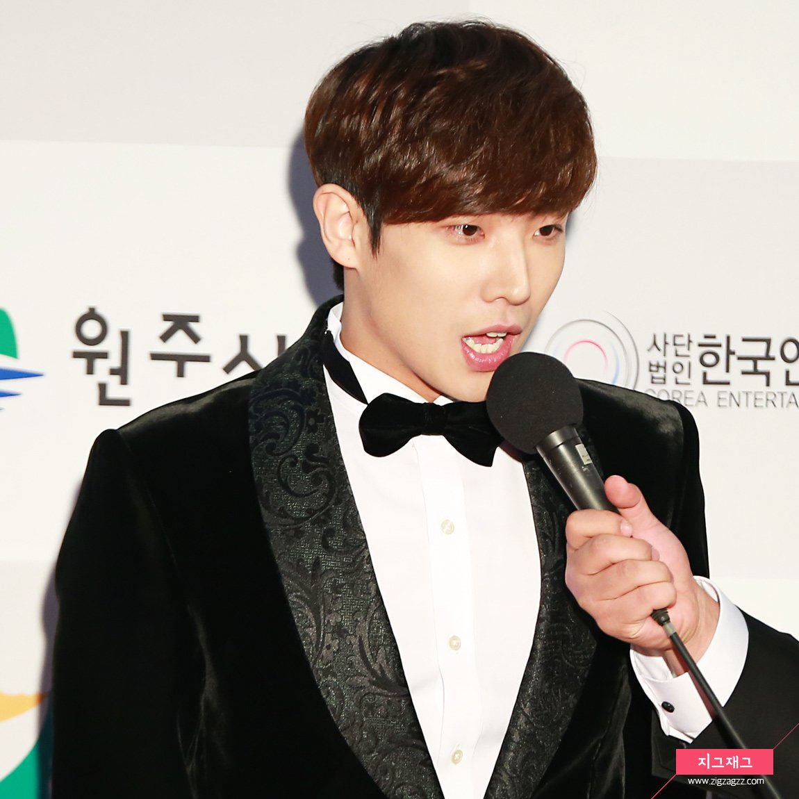 zigzag2j's tweet image. [HD-PIC] 151128 #이준 #2015ApanStarAwards #에이판 #귀여운준이 cfile27.uf.tistory.com/original/27770…