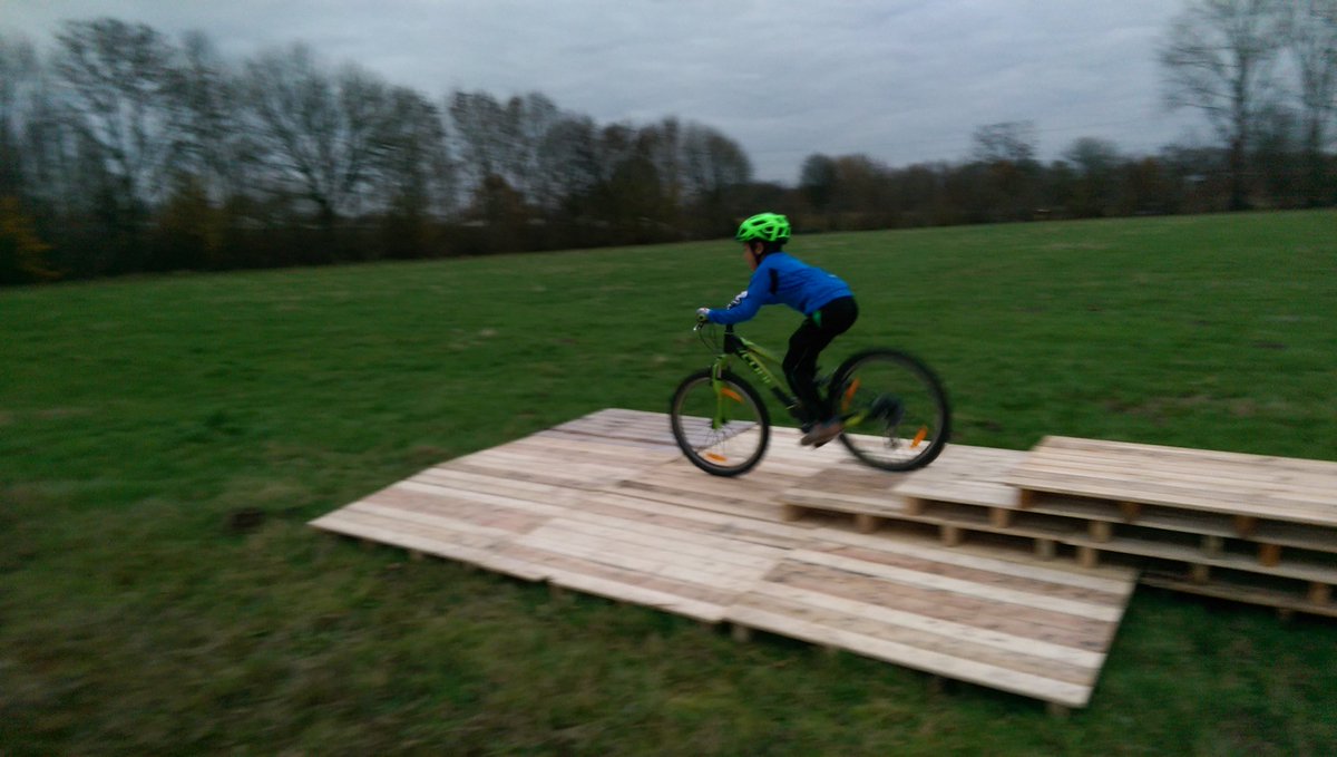 MBC_XTRAIL's tweet photo. Houding en balans voelt ook voor kids toch net iets anders op 90cm breed en 30cm hoogte. #MTB #Zutphen https://t.co/C8bnL8Bd2e