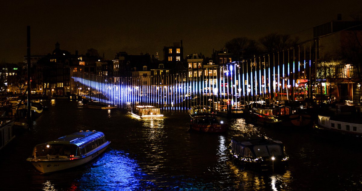 parool's tweet image. Het @AmsterdamLight sluit af met hardloopwedstrijd van 5 km langs 14 lichtsculpturen. parool.nl/parool/nl/4/AM…