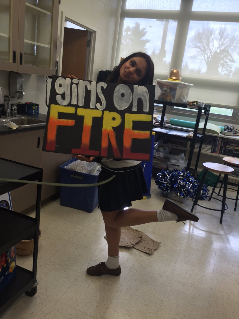 suaarrowbotics's tweet photo. Preparing all our spirit signs for travel π€βπ₯ #Arrowbotics #GirlsOnFire https://t.co/Cl3Wl3b9ks