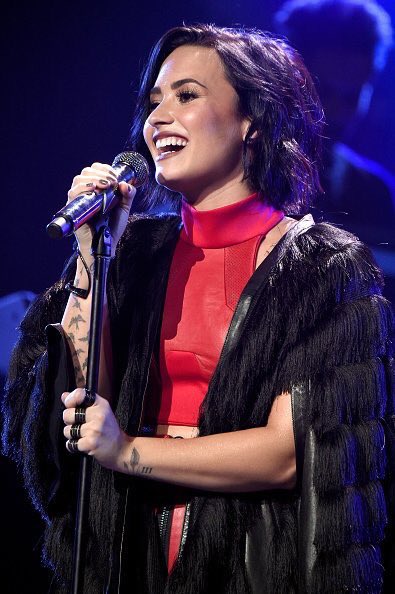 Ddevonnelbr's tweet image. O show que a Demi fez ontem no Jingle Ball da @iHeartRadio foi nomeado o melhor da noite pelo GuideLive! 👑😱👏