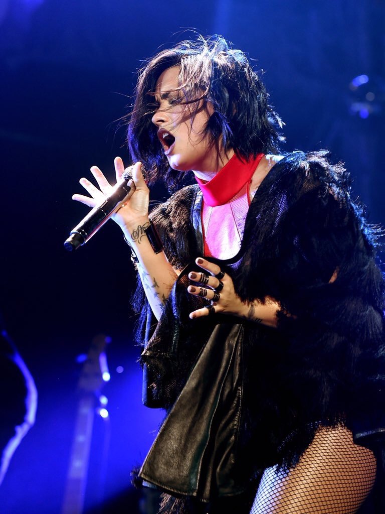 Ddevonnelbr's tweet image. O show que a Demi fez ontem no Jingle Ball da @iHeartRadio foi nomeado o melhor da noite pelo GuideLive! 👑😱👏