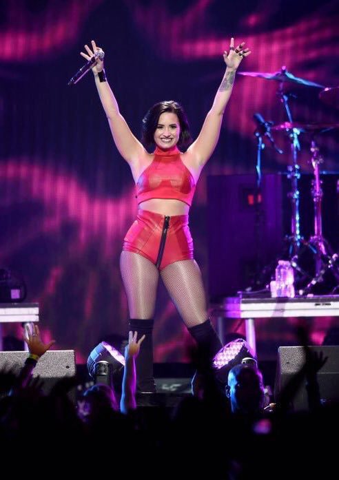 Ddevonnelbr's tweet image. O show que a Demi fez ontem no Jingle Ball da @iHeartRadio foi nomeado o melhor da noite pelo GuideLive! 👑😱👏