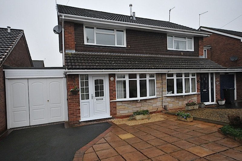 IanPerks_'s tweet photo. TO LET £675 #Wordsley Beautifully presented 2 bedroomed semi detached house with garage. https://t.co/7vSiMKs4rE https://t.co/mbx1MTvqyG
