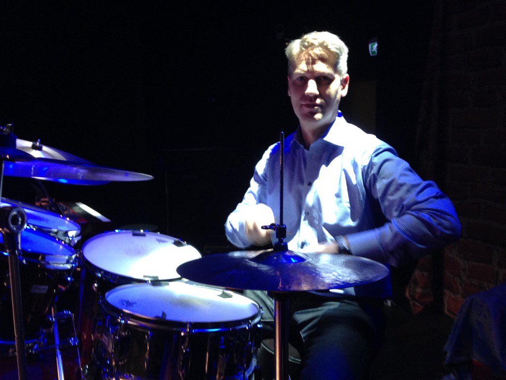 Kommunstyrelsens ordförande Henrik Thunes lever ut sina rockbands-drömmar på #ArenaSatelliten