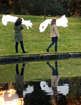 annepurkiss's tweet photo. #Finnish media artist https://t.co/AselxIQV11 installing final @SculptureShock project @Chiswick_House ,open Dec.3-6 https://t.co/RKrPwQ6qcc