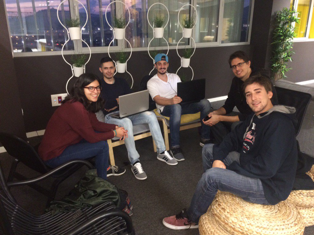 linkbyuma's tweet photo. Cómodos, ¡pero trabajando duro!Aquí tenemos a los ganadores de #MálagaIF @concentrages Brillante y completo equipo!! https://t.co/sLtuwnScbi