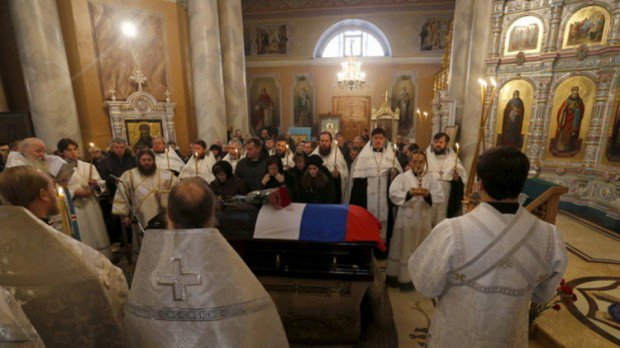 صور: تشييع جنازة الطيار الروسي الذي قتل إثر إسقاط السوخوي