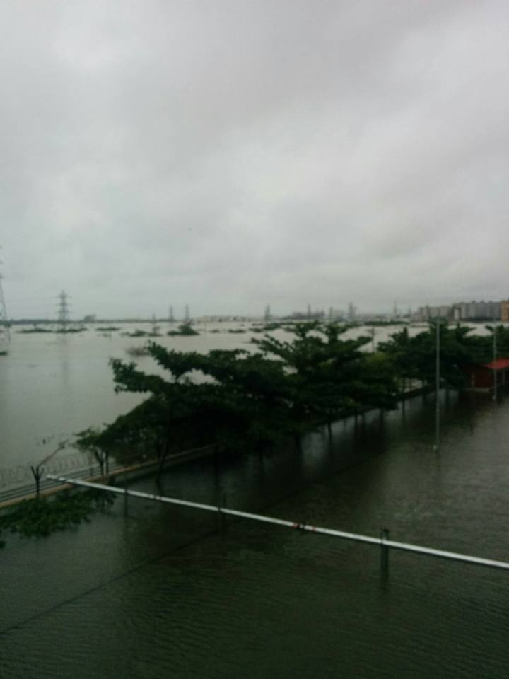 sgeems's tweet photo. #Chennairains #Perumbakkam #embassyresidency,behind #globalhospital 100families women kids awaiting morning rescue. https://t.co/FUy1EUEYeK