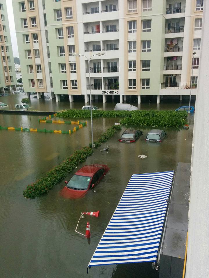sgeems's tweet photo. #Chennairains #Perumbakkam #embassyresidency,behind #globalhospital 100families women kids awaiting morning rescue. https://t.co/FUy1EUEYeK