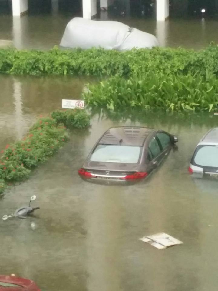 sgeems's tweet photo. #Chennairains #Perumbakkam #embassyresidency,behind #globalhospital 100families women kids awaiting morning rescue. https://t.co/FUy1EUEYeK