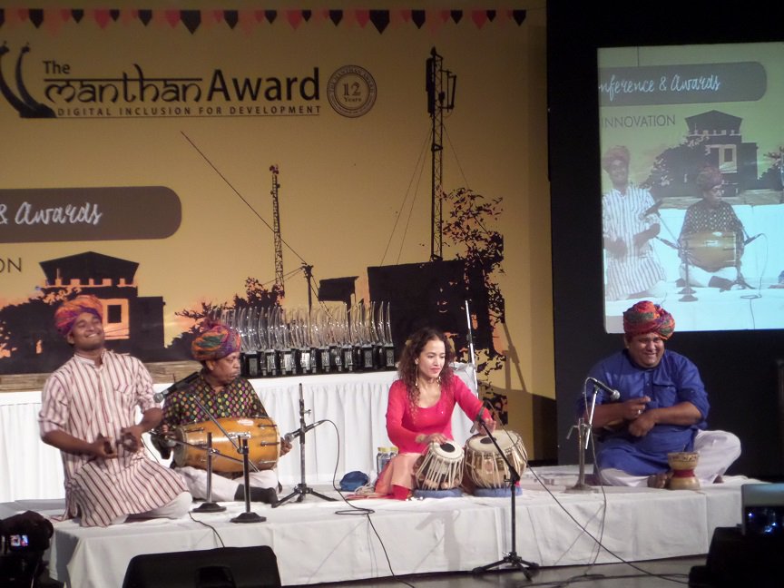 MadanRao's tweet photo. Awesome musical #jugalbandi – Umer Farukh on #bhapang and @Suphala on #tabla!
#Manthan15 https://t.co/aUO6vRMZ4l