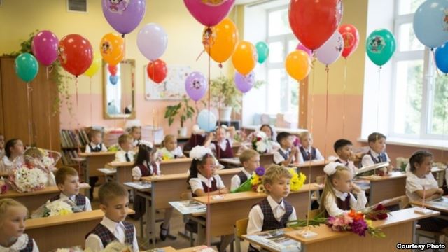 SvobodaRadio's tweet image. В Хакасии учителям почти вдвое урезали зарплату. Власти: "сейчас время экономить"
goo.gl/NVbLN1