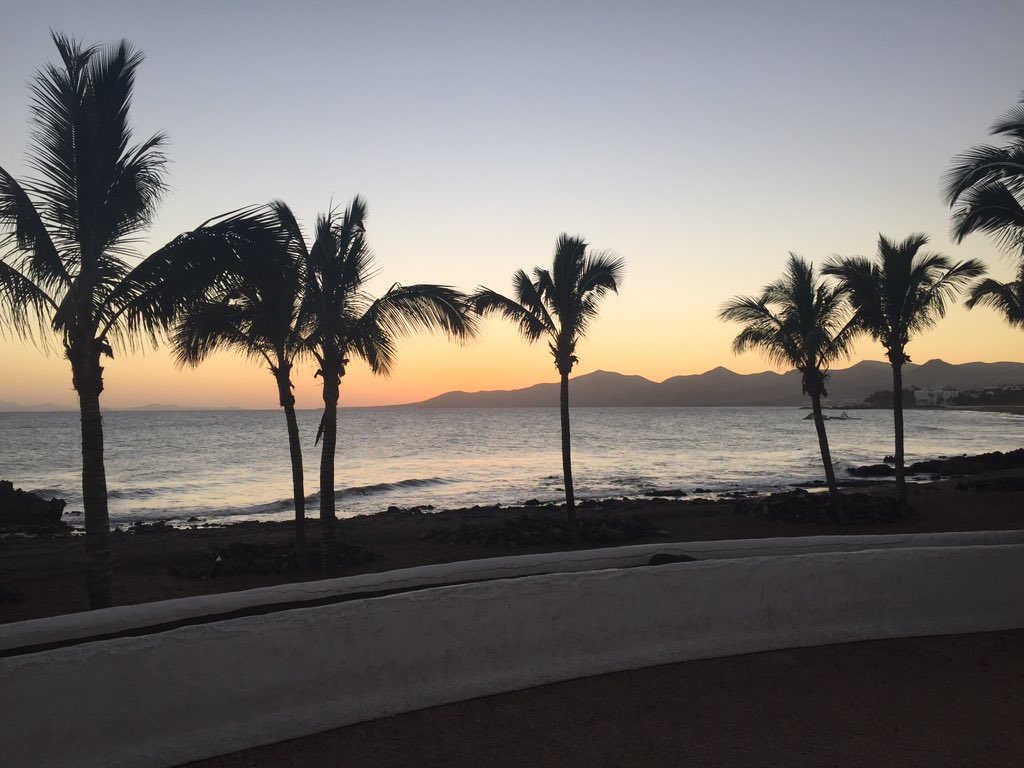suelanzarote's tweet photo. Live shot of beach in PDC - lovely sunset and still nice and warm😀 https://t.co/RqNA8pk6VH