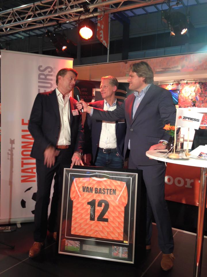 #TopSportLease wint gaafste beursactie van de @voetbalbeurs! Patrick neemt shirt Marco van Basten '88 in ontvangst!