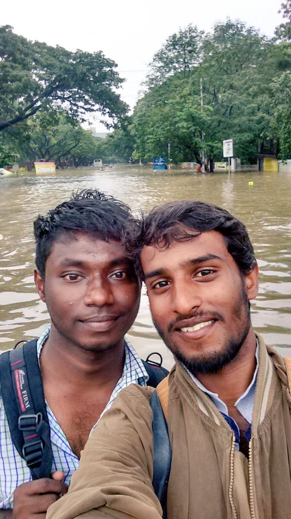 Rajkumar_Sp13's tweet image. #Nofood #Nocurrent #Noshelter #Nocommunication #NoTransport #chennairains 
Pramaa saavu bayatha kamuchutanga da..:(